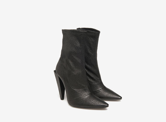 Stretch leather ankle boots on pyramid heels - Black