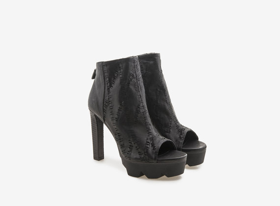 Engraved and washed leather peeptoe ankle boot - Black