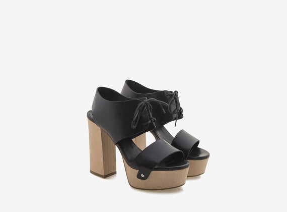 Wooden sandal with plateau and lace-up upper - Black