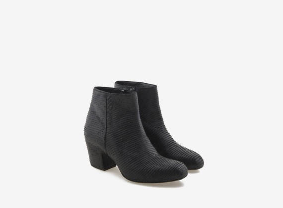 ankle boot and upper in engraved leather - Black