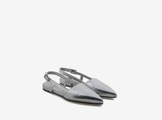 Spitzer Chanel-Schuh aus silberfarbenem Leder