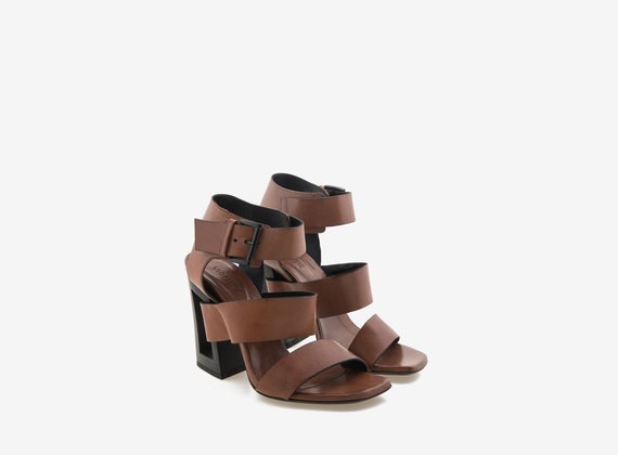 High contrast cognac-colour perforated leather sandal - Brown
