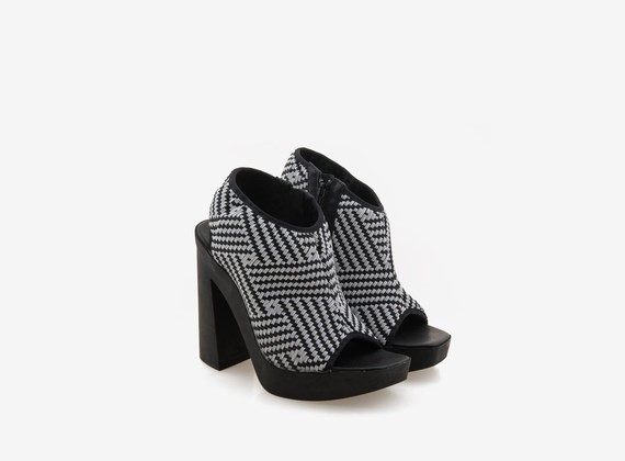 Peeptoe sandal with weave in two-tone rubber - Black / White