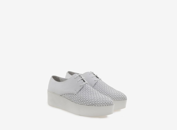 White shoe with elastic weave on flatform