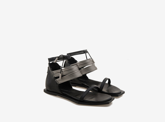 Sandale mit Metallringen und geometrischer Sohle - Black