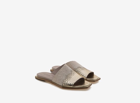 Asymmetrical slipper with metallic veneer