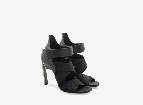 Sandale mit Stahlabsatz und elastischen Bändern - Black