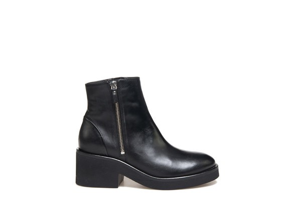 Black ankle boot with zip and a rubber sole