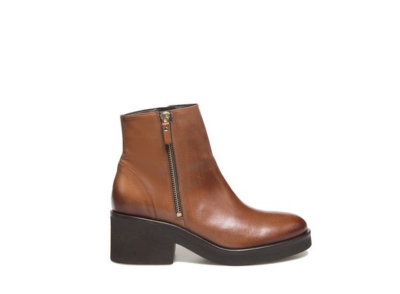 Ankle boot with zip and rubber sole - Leather Brown