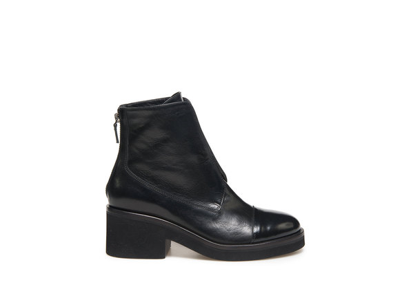 Low boot with elastic and rubber sole