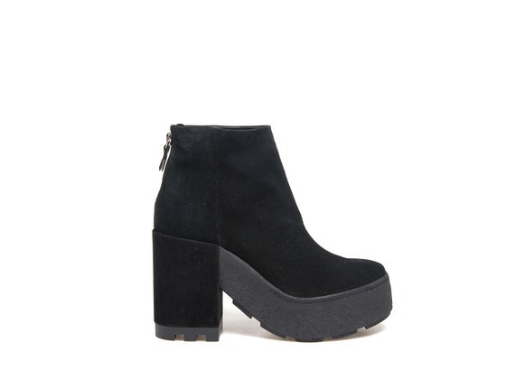 Suede ankle boot with crepe box sole - Black