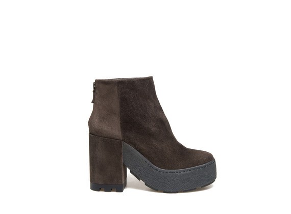 Dark brown suede ankle boot with a crepe square sole - Dark Brown