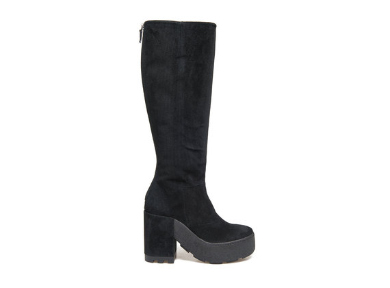 Suede boot with a square crepe sole - Black