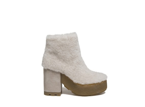 Sheepskin leather ankle boot with a crepe sole - Ivory