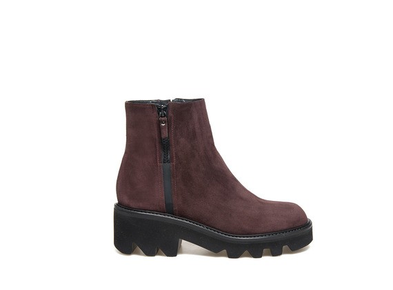 Ankle boot in burgundy suede with rubber sole