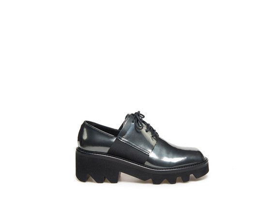 Laminierter Derby-Schuh mit elastischen Fesselriemen und grober Gummisohle - Metall / Matt