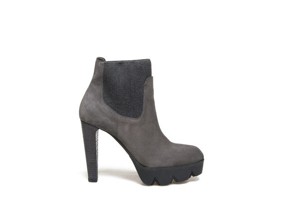 Beatle boots in grey suede with a lug platform - Grey
