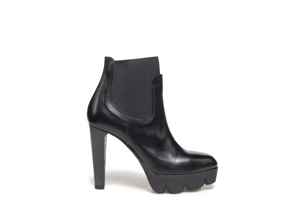 Beatle boots in black leather with lug platform - Black