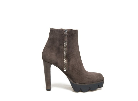 Stiefelette aus dunkelbraunem Veloursleder mit Reißverschluss und grober Plateausohle - Brown