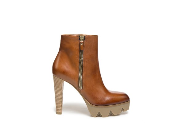 Ankle boots with zip and chunky platform