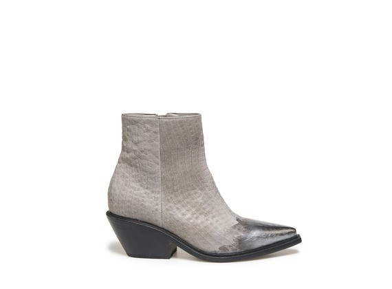 Ankle boot with leather sole and a metallic coating on the toe