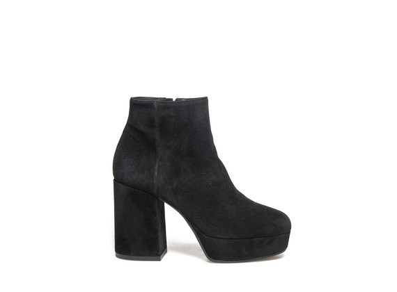 Ankle boot in black suede with platform - Black