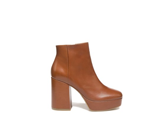 Ankle boots in cognac leather with platform - Cognac