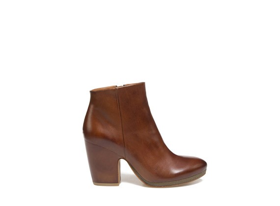Ankle boot in cognac coloured leather with shell-shaped heel and crepe sole