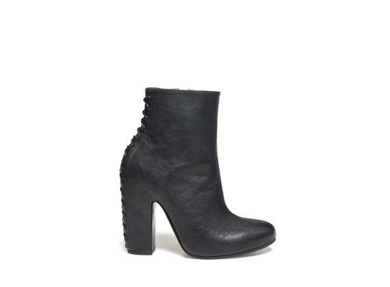 Ankle Boot with back stitching and shell-shaped heel - Black