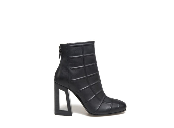 Ankle boots with 3D pattern and perforated heel - Black