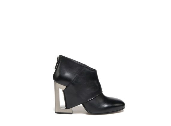 Ankle boot with band going through the metallic perforated heel