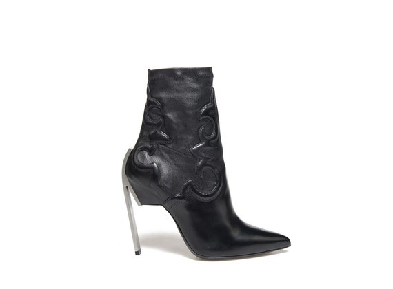 Stretch ankle boot with underskin texan embroidery and steel heel - Black