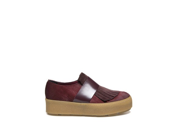 Moccasin in burgundy pony effect calfskin and crepe sole