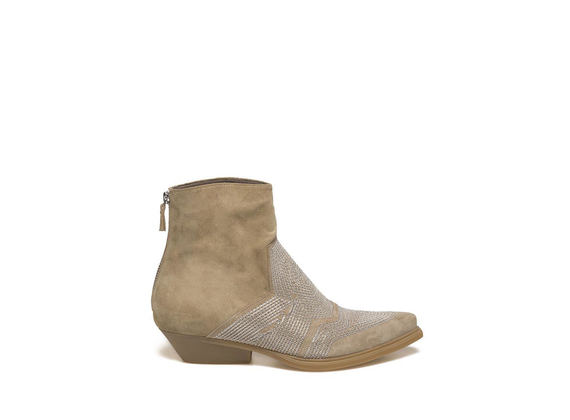 Sand-coloured suede low boot with chain embroidery
