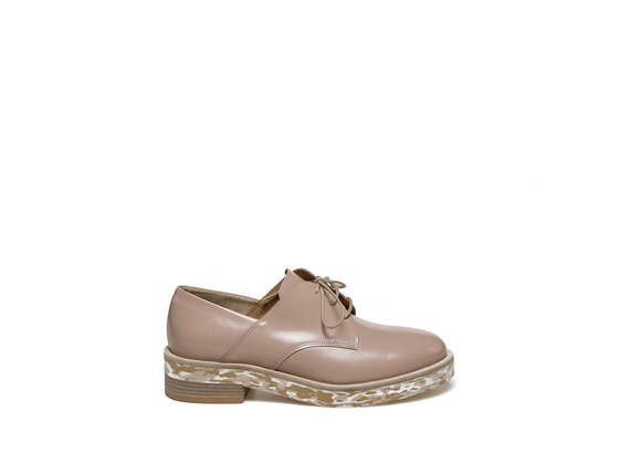 Light dusty pink-coloured derby with flecked sole