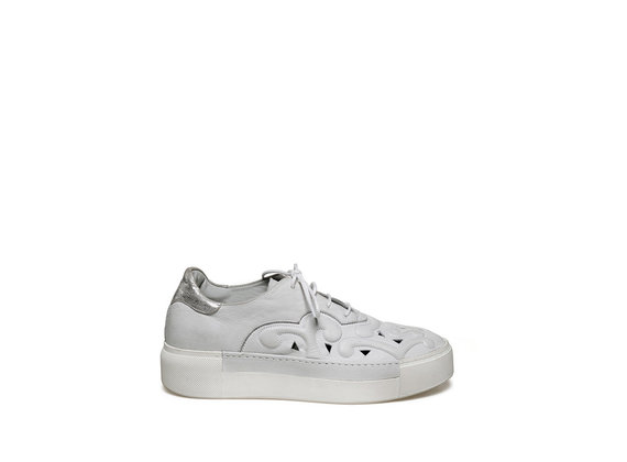 Lace-up shoe with perforations - White