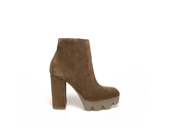 Brown suede ankle boot with heavy tread - Brown