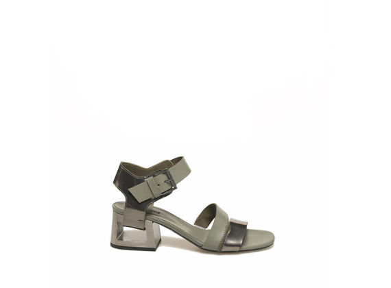 Militärgrüne Sandalette mit Cut-out-Absatz - Militärgrün / Metallic