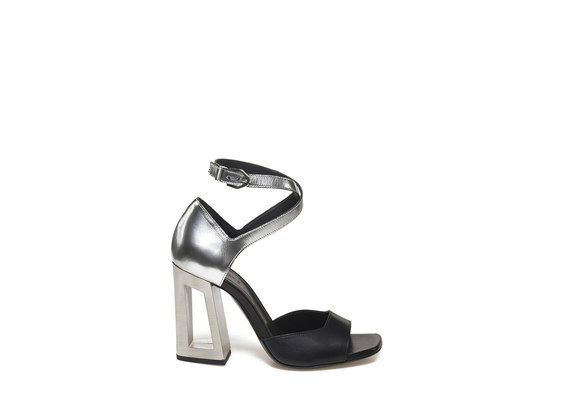 Sandalo con tallone metallizzato e tacco forato - Argento / Nero