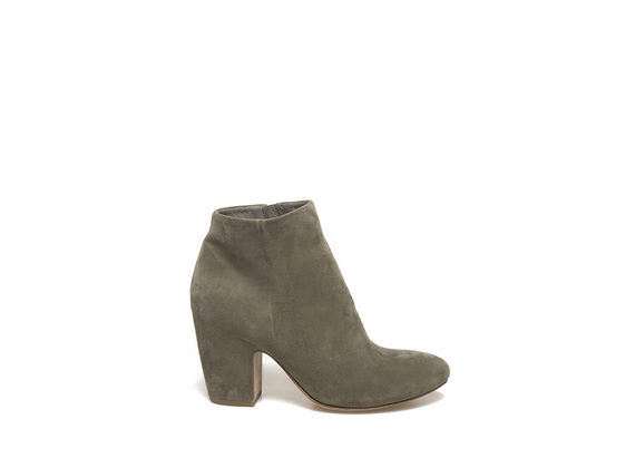 Military green low boot with shell-shaped heel