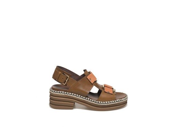 Cognac-coloured sandal with rings and rubber base - Brown