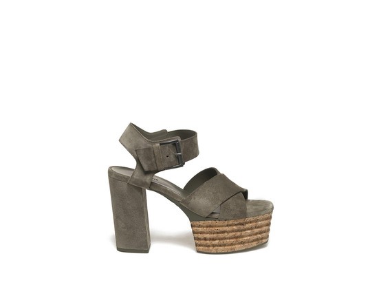 Sandalette aus militärgrünem Veloursleder mit Plateausohle aus Kork
