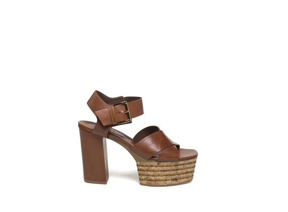 Cognac-coloured sandal with cork platform - Brown