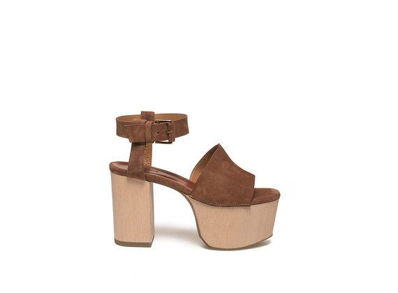 Cognac-coloured suede sandal with wooden platform - Brown