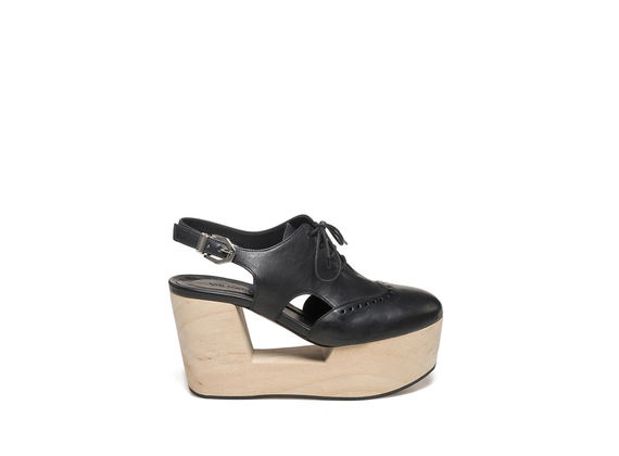 Derby slingback on perforated wooden wedge - Black