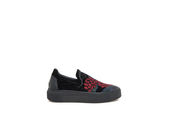 Black slip-on shoes with floral embroidery - Black / Red