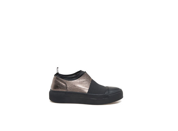 Slip-on shoes with elastic and metallic leather