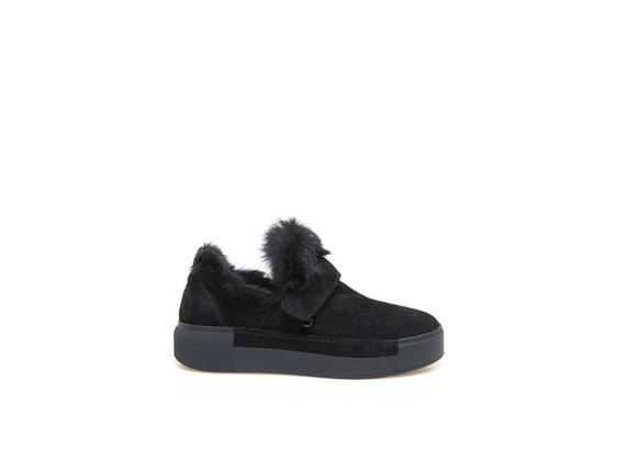 Black slip-on shoes with velcro and rabbit fur appliqué
