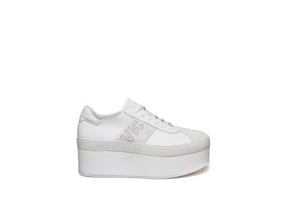 Lace up shoe with off-white leather and suede platform.