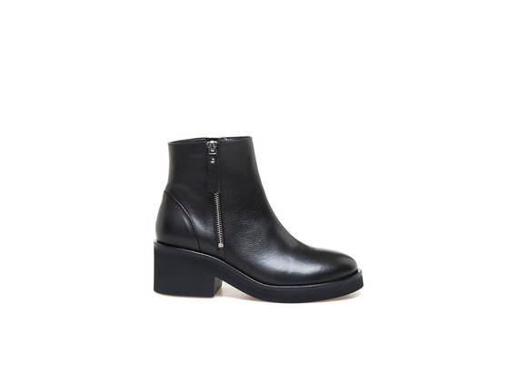Ankle boots with side zip